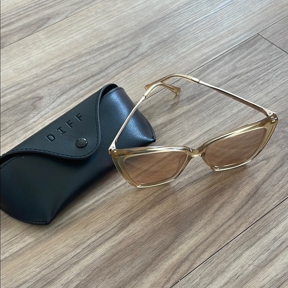 DIFF Eyewear Becky II Sunnies - Picture 4 of 6